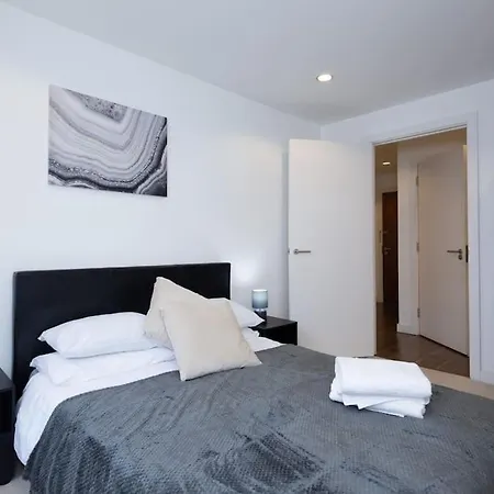 Modern Mediacity 2bed Apartment, Amazing Views, Smart Tvs Manchester