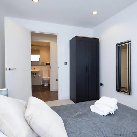 Apartmán Modern Mediacity 2bed Apartment, Amazing Views, Smart Tvs