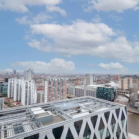 Modern Mediacity 2bed Apartment, Amazing Views, Smart Tvs