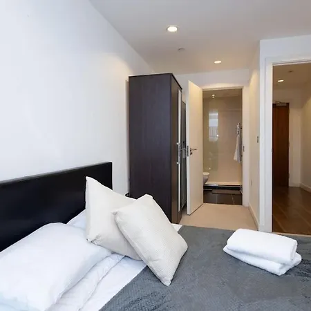Apartmán Modern Mediacity 2bed Apartment, Amazing Views, Smart Tvs