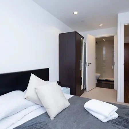 Modern Mediacity 2bed Apartment, Amazing Views, Smart Tvs Apartmán *
