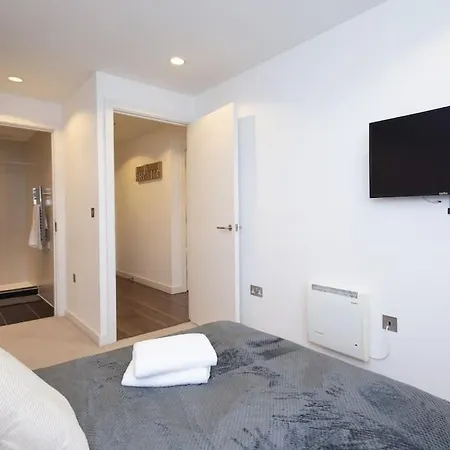 Modern Mediacity 2bed Apartment, Amazing Views, Smart Tvs * Manchester