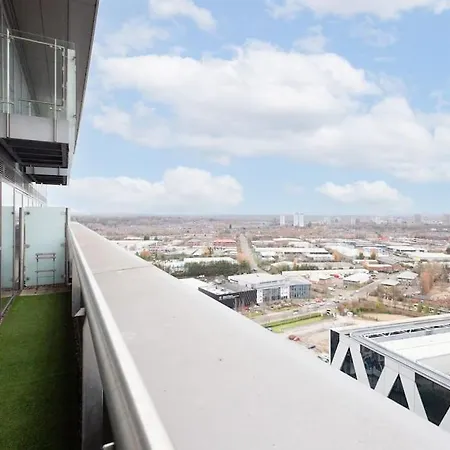 Modern Mediacity 2bed Apartment, Amazing Views, Smart Tvs