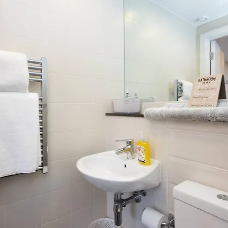 Stylish Mediacity 2bed, Sleeps 6, Amazing Views Apartman Manchester