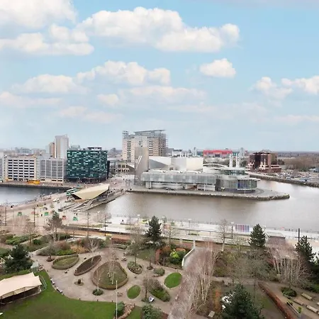 Apartment Stylish Mediacity 2bed, Sleeps 6, Amazing Views Manchester