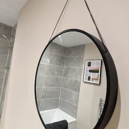 Bright 1 Bedroom Flat In Salford With Parking Available * マンチェスター
