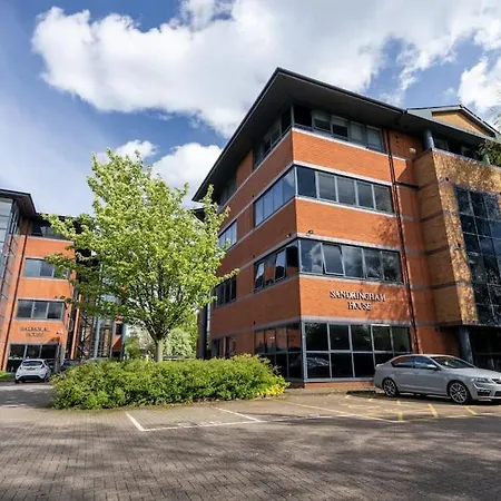 Bright 1 Bedroom Flat In Salford With Parking Available マンチェスター