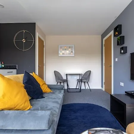 Bright 1 Bedroom Flat In Salford With Parking Available * 맨체스터