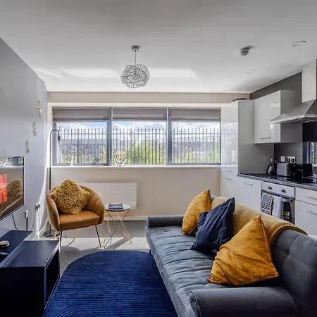 Bright 1 Bedroom Flat In Salford With Parking Available アパート *