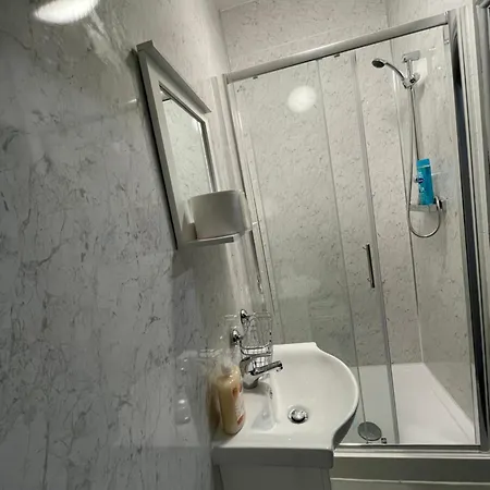 Luxurious En-suite 6 בית אירוח