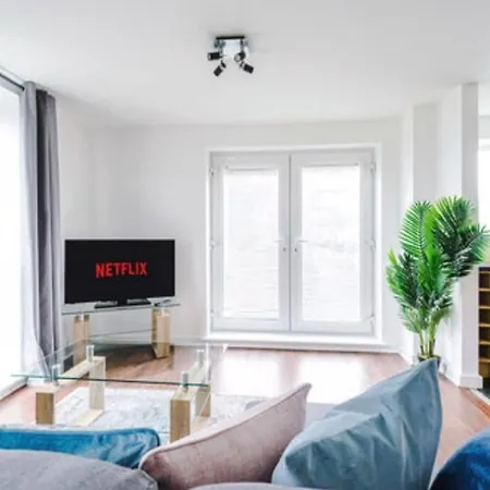 Near Centre, Etihad, Coop Live * مانشستر