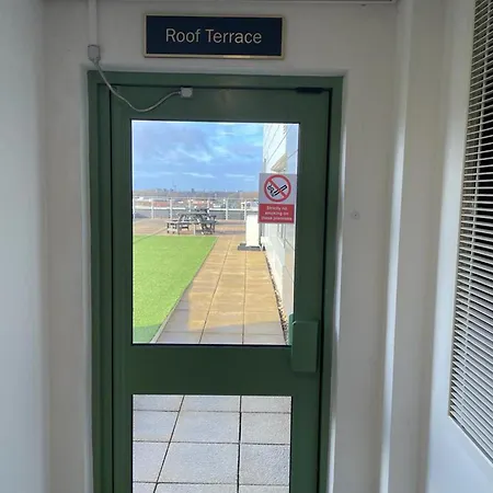 1B-Steps To Uni&Stadium- Wi-Fi Netflix Breakfast Манчестер