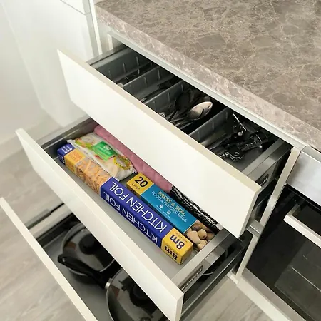 1B-Steps To Uni&Stadium- Wi-Fi Netflix Breakfast *