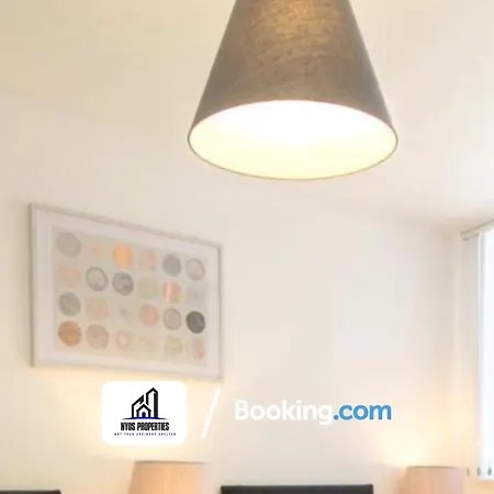 2 Bed Apt City Centre By Nyos Short Lets & Serviced 호텔 3*
