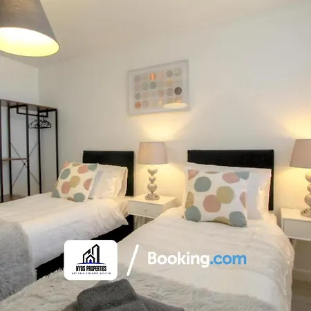 2 Bed Apt City Centre By Nyos Short Lets & Serviced 3*