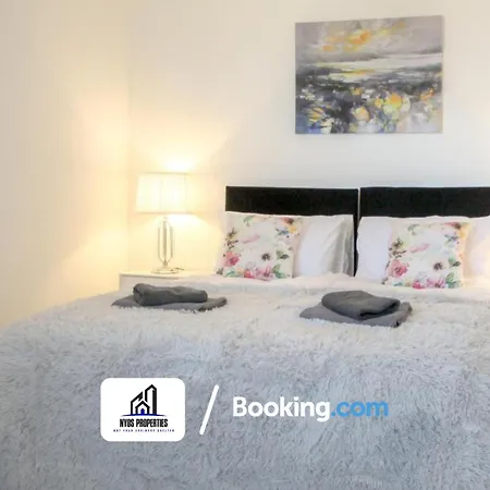 2 Bed Centre By Nyos Short Lets & Serviced Apartament *