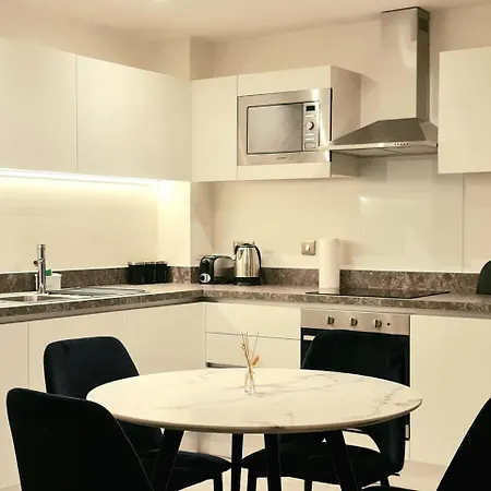 Exquisite Cosy 2-bed In Salford *
