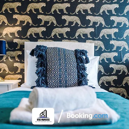 3 Bedroom House By Nyos Short Lets & Serviced With Parking