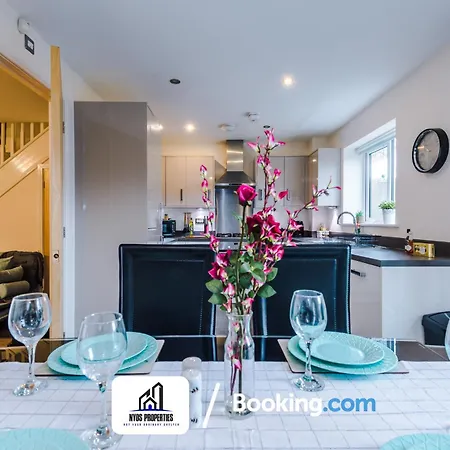 3 Bedroom House By Nyos Short Lets & Serviced With Parking Μάντσεστερ