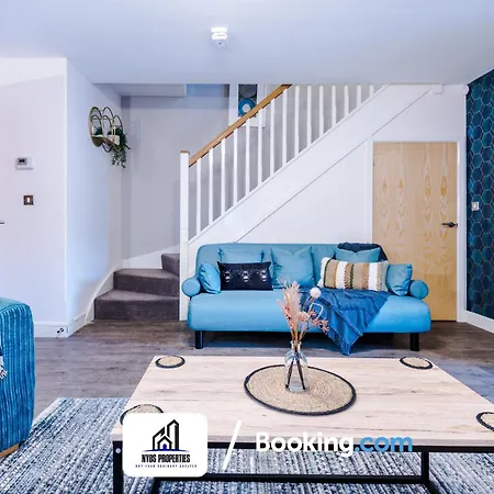 3 Bedroom House By Nyos Short Lets & Serviced With Parking *