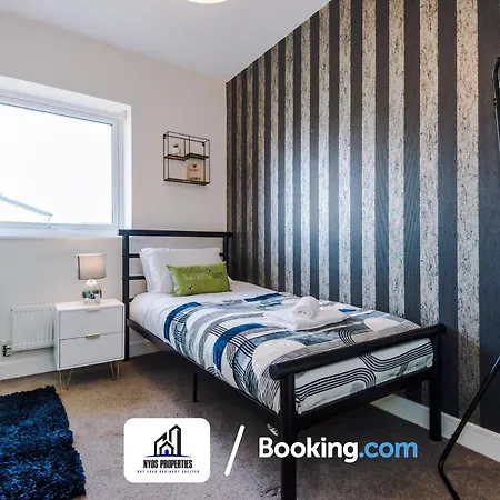 3 Bedroom House By Nyos Short Lets & Serviced With Parking * Μάντσεστερ