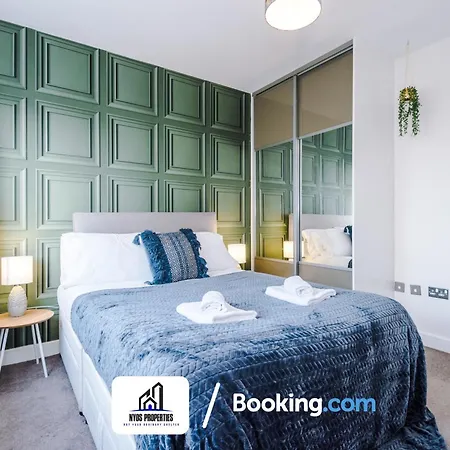 3 Bedroom House By Nyos Short Lets & Serviced With Parking Μάντσεστερ