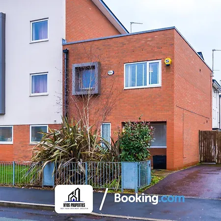 3 Bedroom House By Nyos Short Lets & Serviced With Parking *