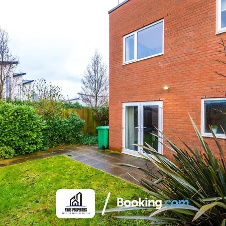 3 Bedroom House By Nyos Short Lets & Serviced With Parking Holiday home