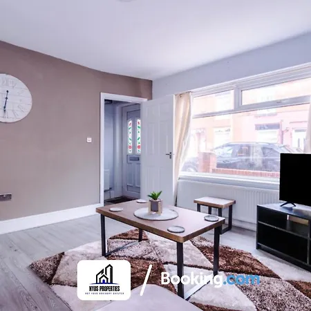 3 Bed House With Parking By Nyos Short Lets & Serviced Feriehus *