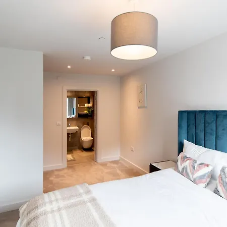 Modern 2 Bedroom City Centre W Balcony Apartment *
