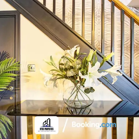 3 Bedroom By Nyos Short Lets & Serviced With Garden Манчестер