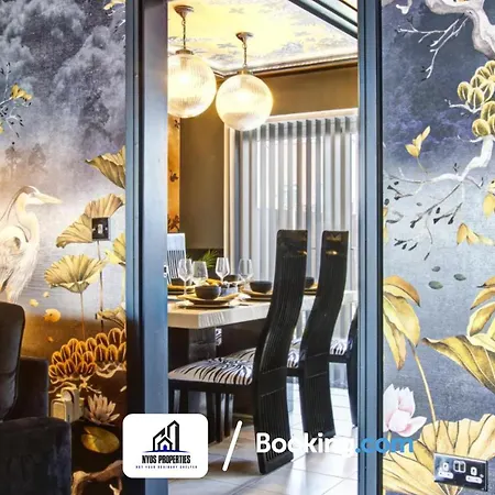 Дом отдыха 3 Bedroom By Nyos Short Lets & Serviced With Garden *