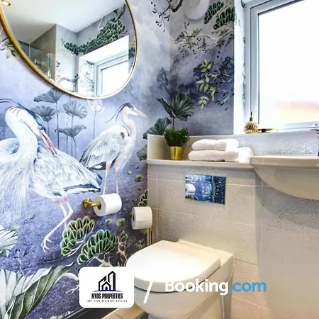 Дом отдыха 3 Bedroom By Nyos Short Lets & Serviced With Garden *