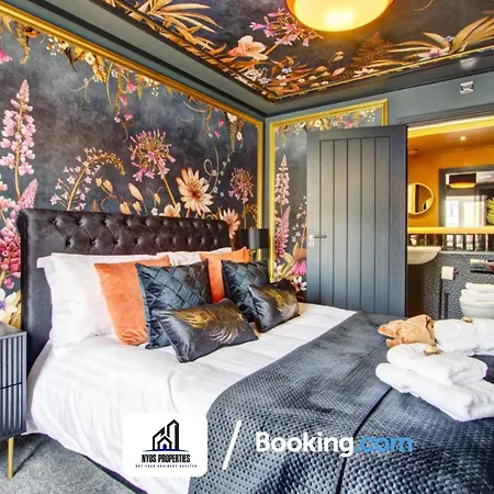 3 Bedroom By Nyos Short Lets & Serviced With Garden * Манчестер