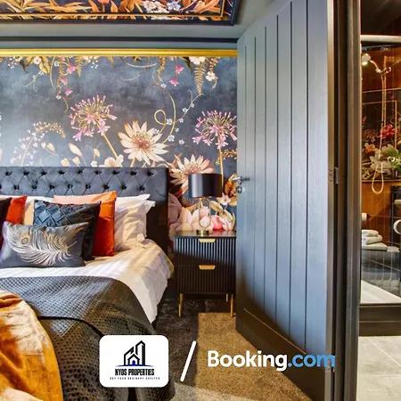 3 Bedroom By Nyos Short Lets & Serviced With Garden