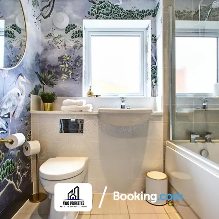 3 Bedroom By Nyos Short Lets & Serviced With Garden *