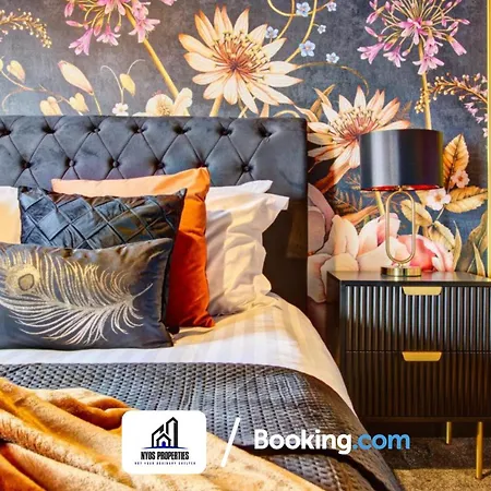 3 Bedroom By Nyos Short Lets & Serviced With Garden * Манчестер