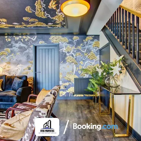 3 Bedroom By Nyos Short Lets & Serviced With Garden