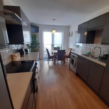 Casa de Férias Stylish 4 Bed House - 15 Min To Centre *