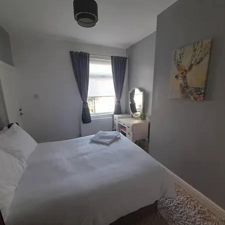 Stylish 4 Bed House - 15 Min To Centre