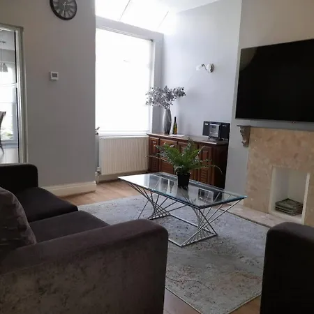 Stylish 4 Bed House - 15 Min To Centre *