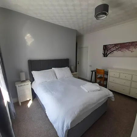 Stylish 4 Bed House - 15 Min To Centre