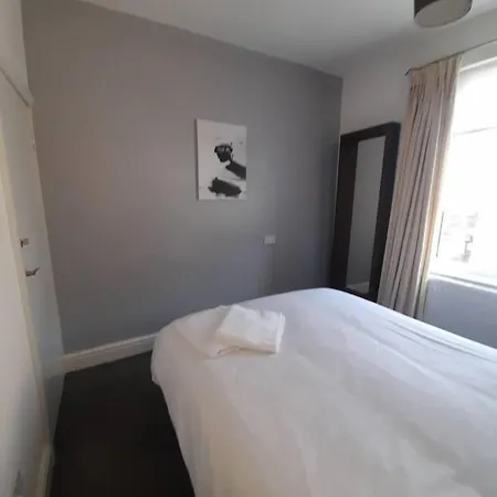 Stylish 4 Bed House - 15 Min To Centre