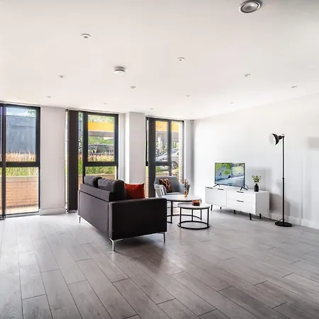 Modern 3 Bedroom Apartment Manchester