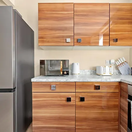 Holiday home Modern 4br In M11, Close To Etihad Stadium Sleeps 11 *