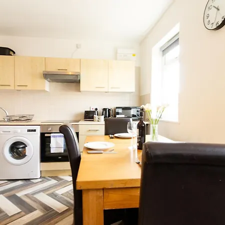 Cosy & Compact In Swinton *