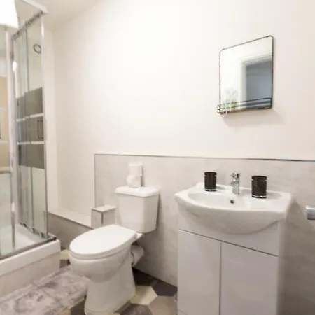 Cosy & Compact In Swinton 맨체스터