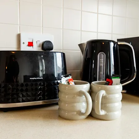 Cosy & Compact In Swinton Appartement *