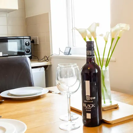 Cosy & Compact In Swinton *