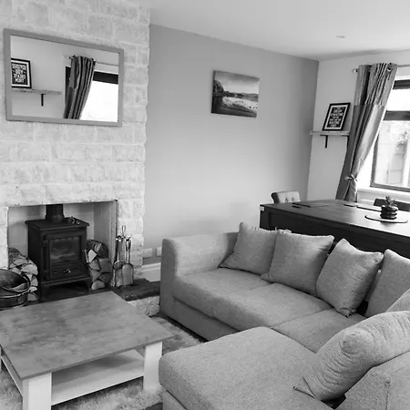 Nyaraló Carpe Diem - Stunning 4 Bed With Games Table Manchester